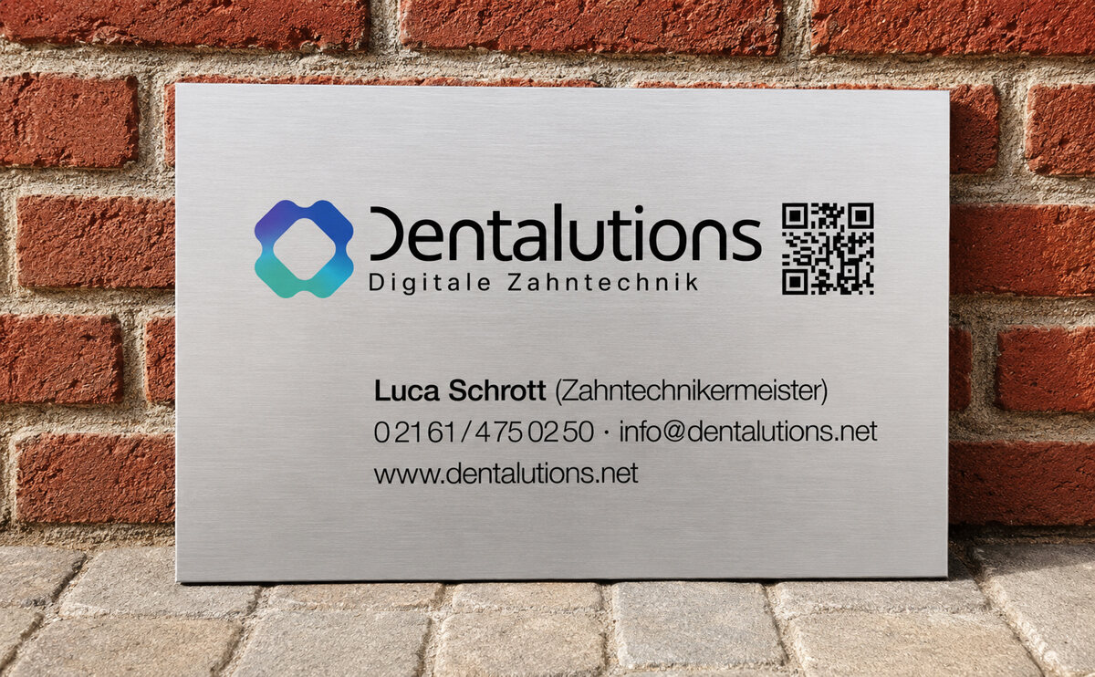Firmenschild von Dentalutions mit Logo, Name Luca Schrott, Telefonnummer und Adresse